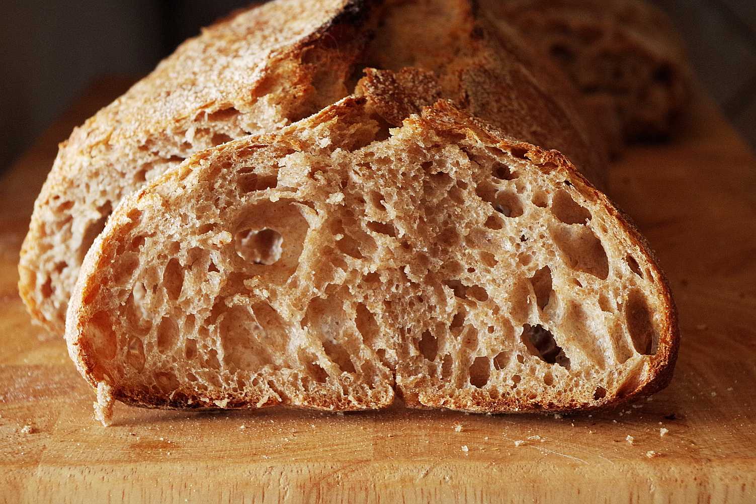 Хлеб из цельнозерновой муки без дрожжей рецепт. Выпечка хлеба. Хлеб с хрустящей корочкой. Выпечка на закваске. Дрожжевой хлеб.