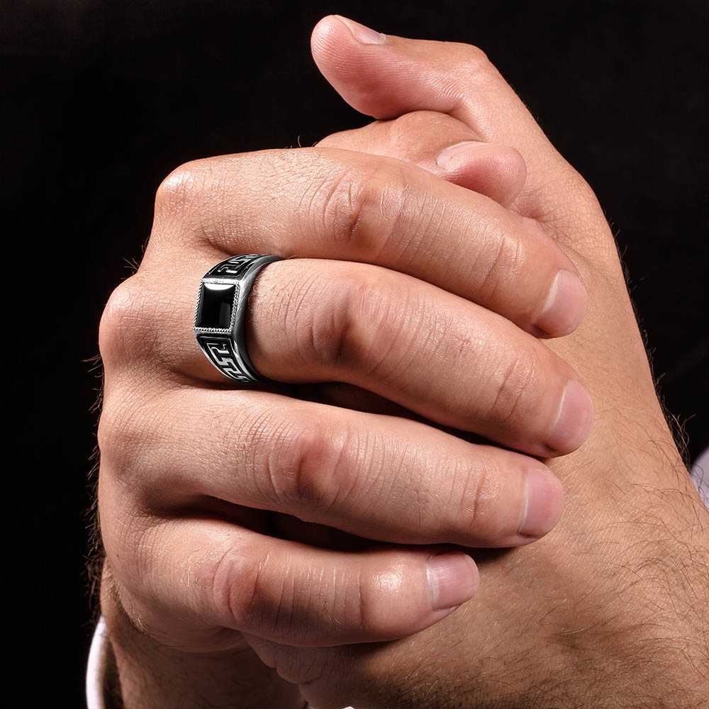 На каком пальце мужчины носят печатку: особенности выбора и значение ношения аксессуаров на каждом из пальцев
