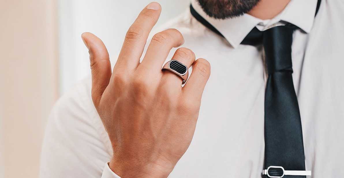 На какой палец руки обычно одевают печатку мужчины: советы для парней, где и как правильно носить мужские кольца с фото и рекомендациями