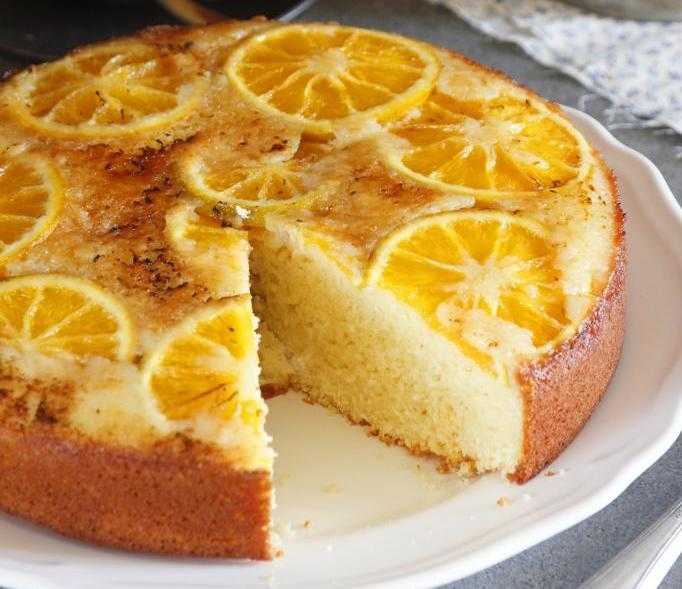 Легкий пирог рецепт приготовления. Пирог с апельсинами. Шарлотка с апельсинами. Апельсиновый пирог. Пирог с творогом и апельсином.