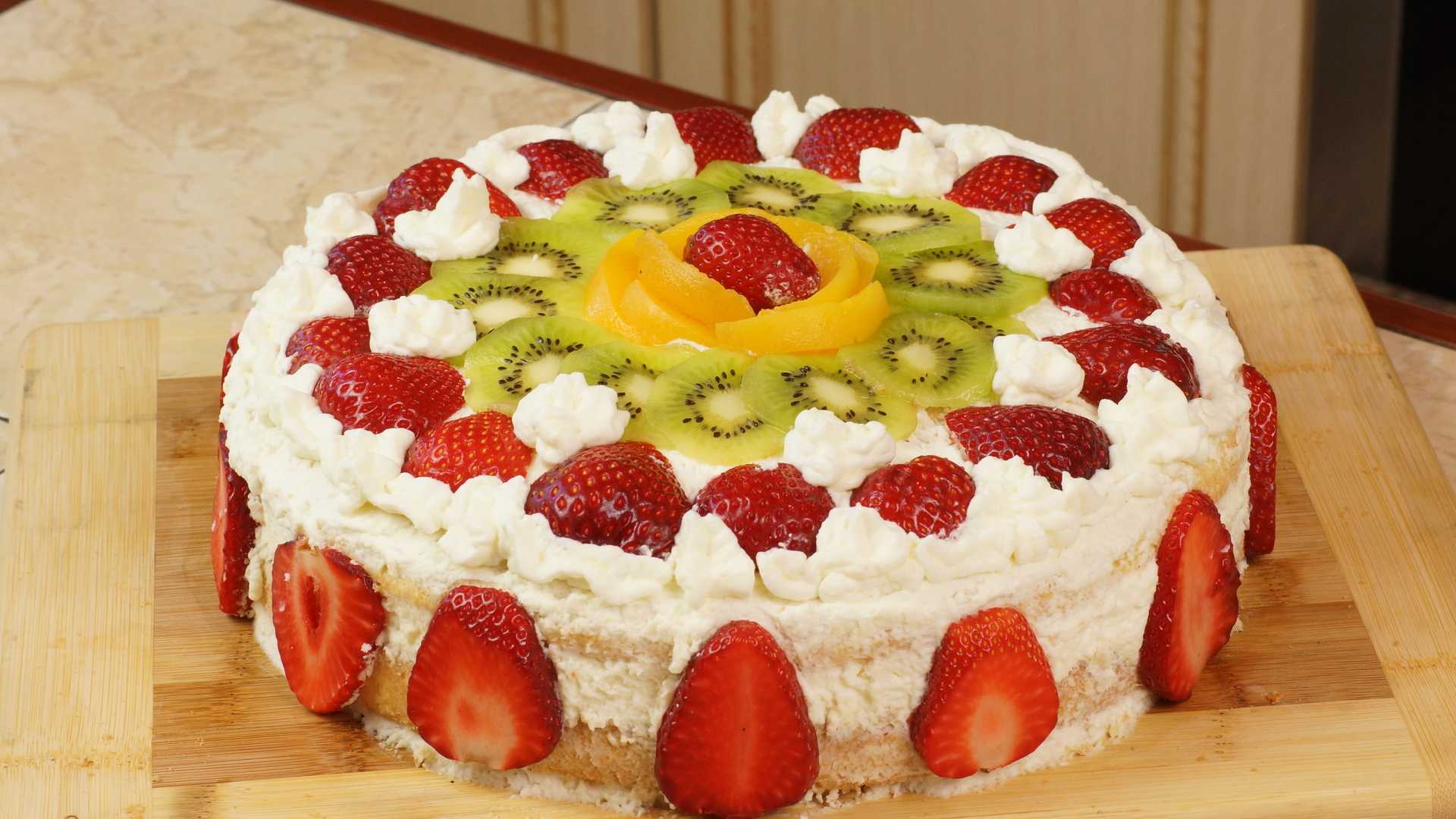 Торт из готовых бисквитных коржей с творожным кремом и фруктами рецепт с фото