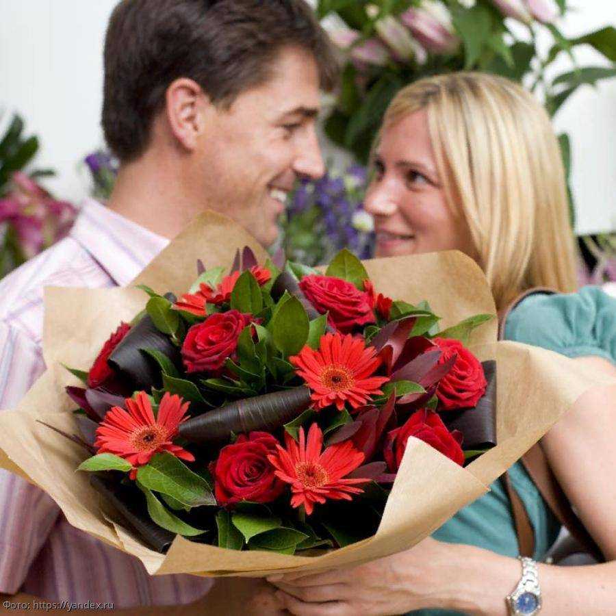 Какие цветы дарят мужчинам на день рождения и праздники, и дарят ли вообще