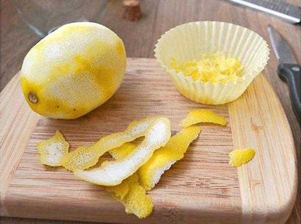 Лимонная цедра рецепт. Лимон со срезанной кожурой. Интересные идеи для заготовки лимона. Натертые цедра лимона и имбиря. Цедра лимона сушены.