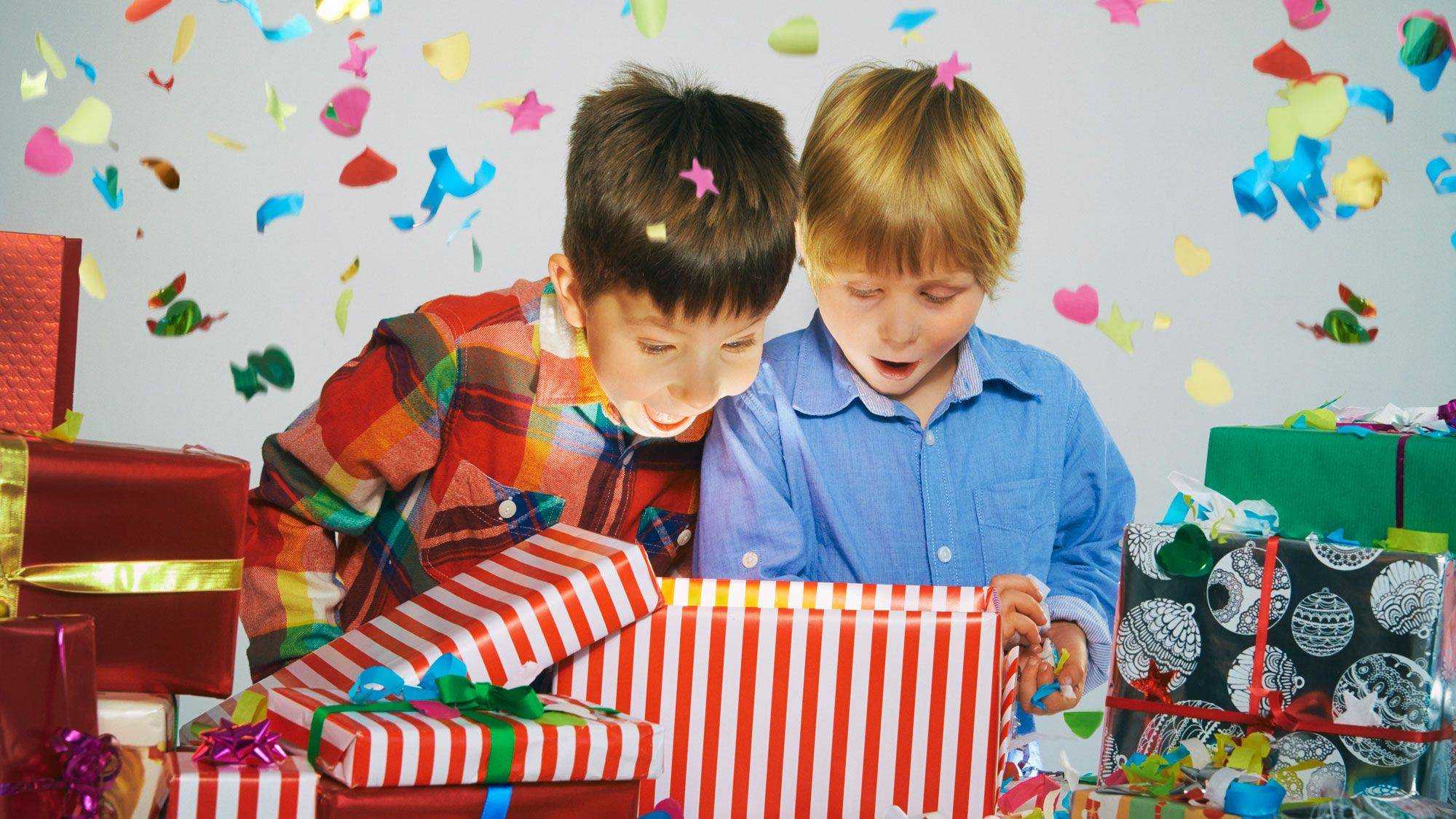 Что подарить мальчику на 10 лет? список идей полезных подарков