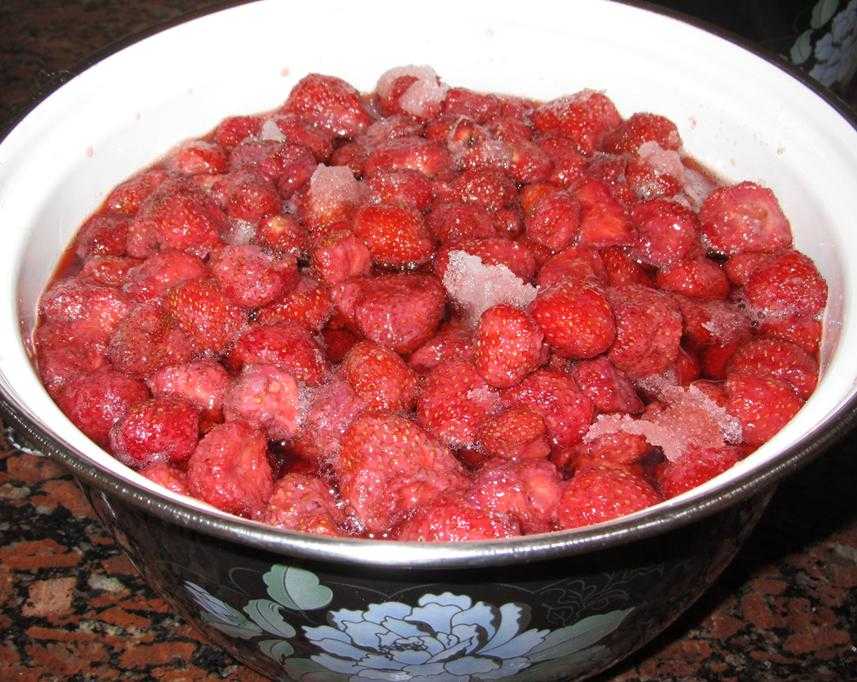Варенье из клубники с целыми ягодами — густая заготовка на зиму