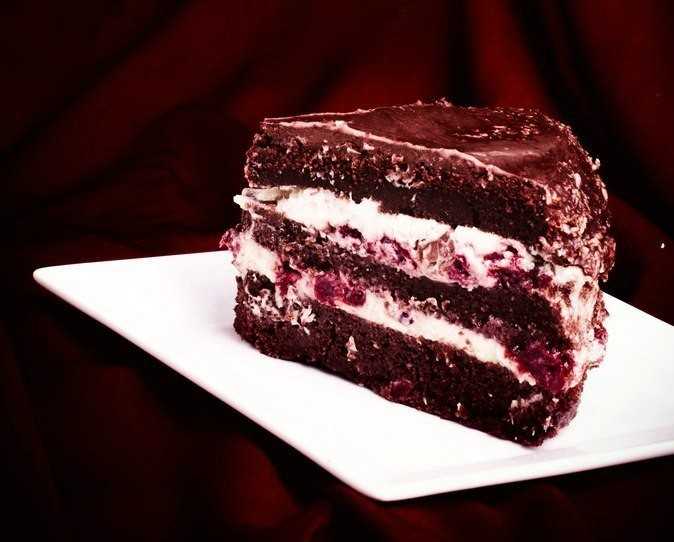 Шоколадный торт с вишней и взбитыми сливками