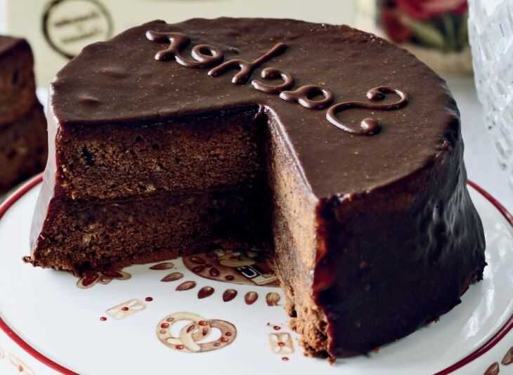 Я просто убеждена, что этот необыкновенно шоколадный торт понравится любителям сочной и ароматной домашней выпечки