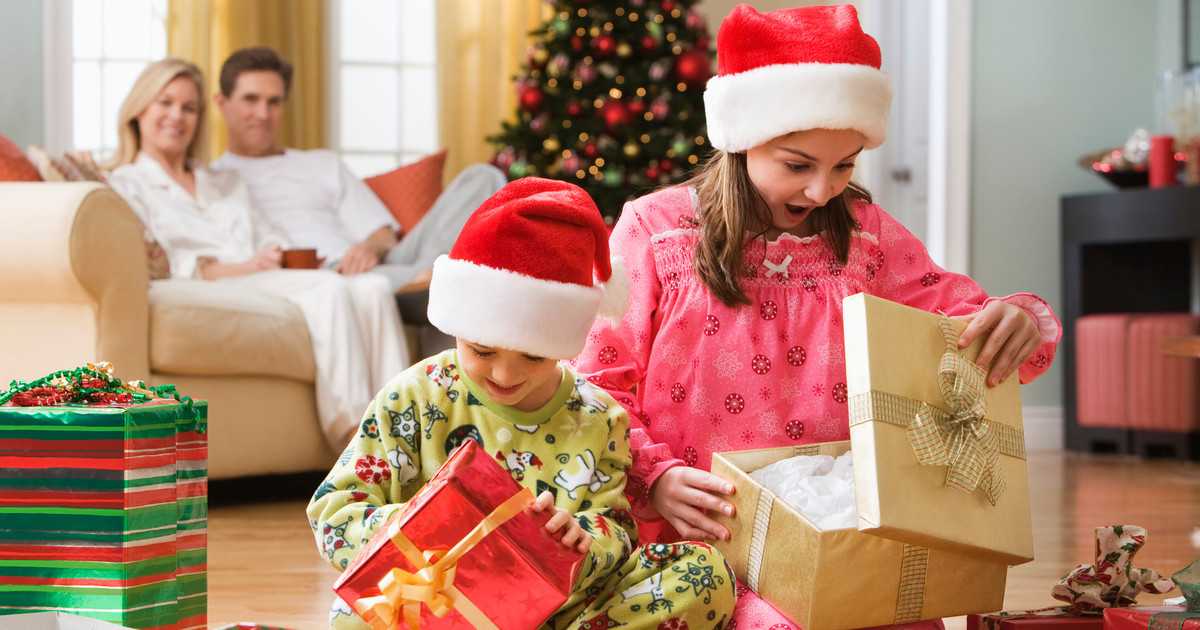 Не знаете, что можно подарить детям 3 класса в школе на Новый год Идеи хороших подарков ученикам третьего класса от Деда Мороза Все варианты новогодних сувениров третьеклассникам