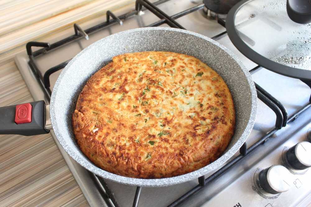 Пирог с луком на сковороде рецепт