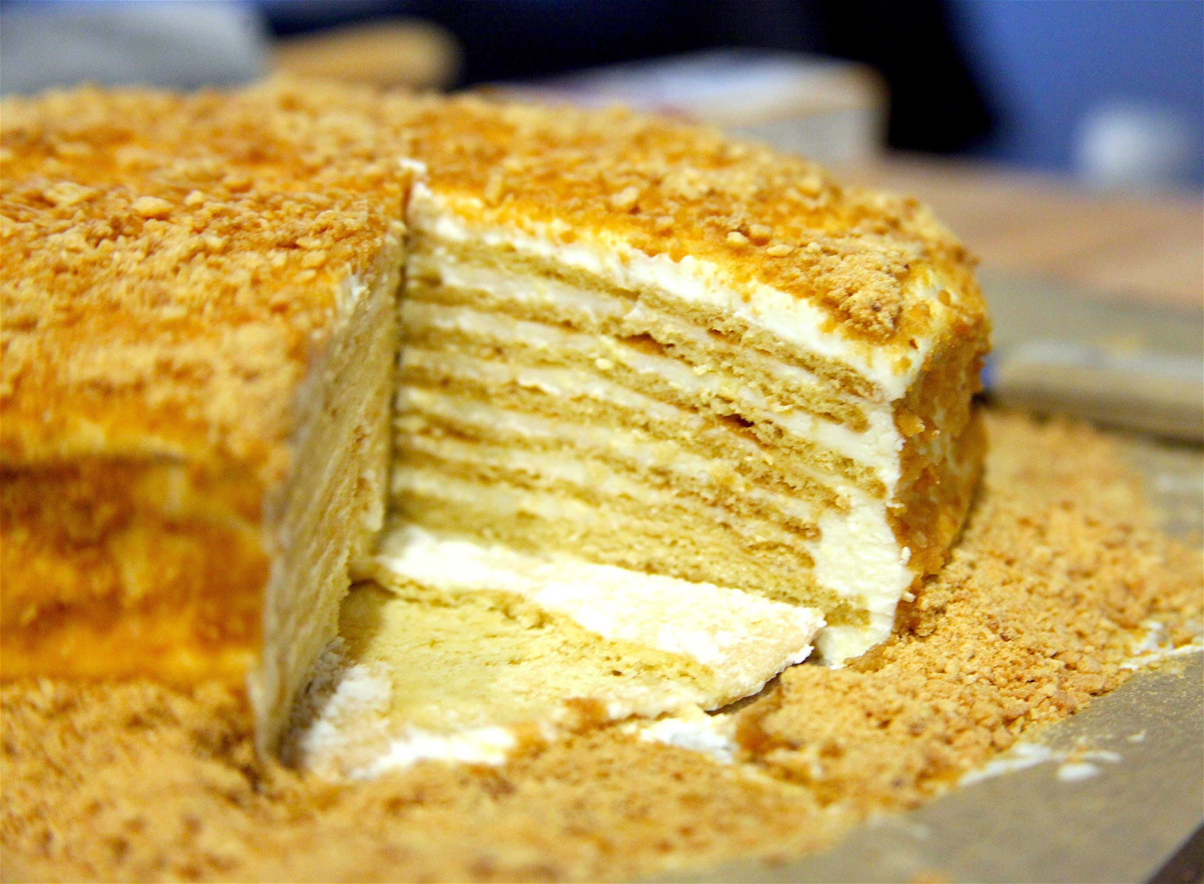Самый нежный медовый торт со сметанным кремом приготовленный в домашних условиях своими руками по рецепту