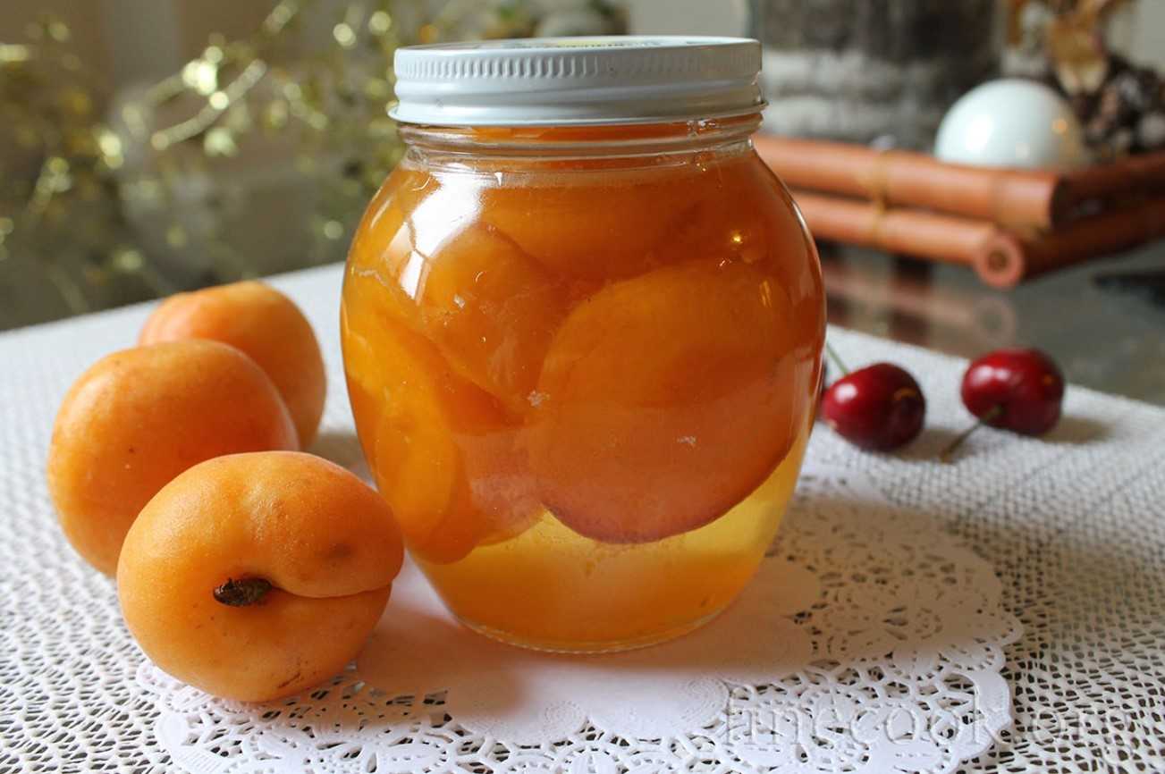 Если думаете, что бы еще сделать из абрикосов на зиму, обратите внимание на этот простой рецепт сладкой заготовки
