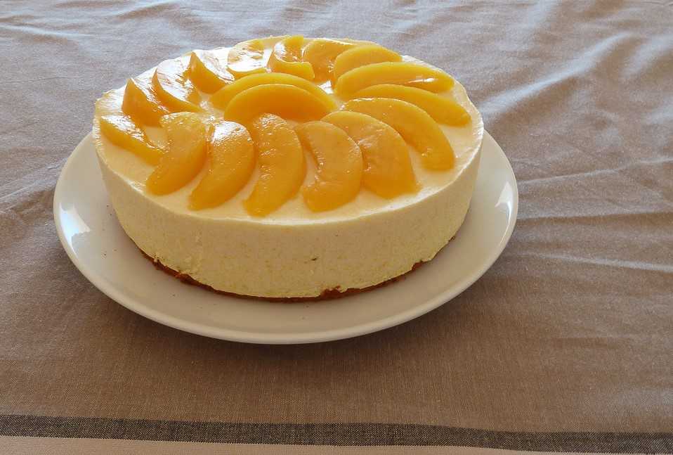 Пирог с консервированными персиками — 7 рецептов