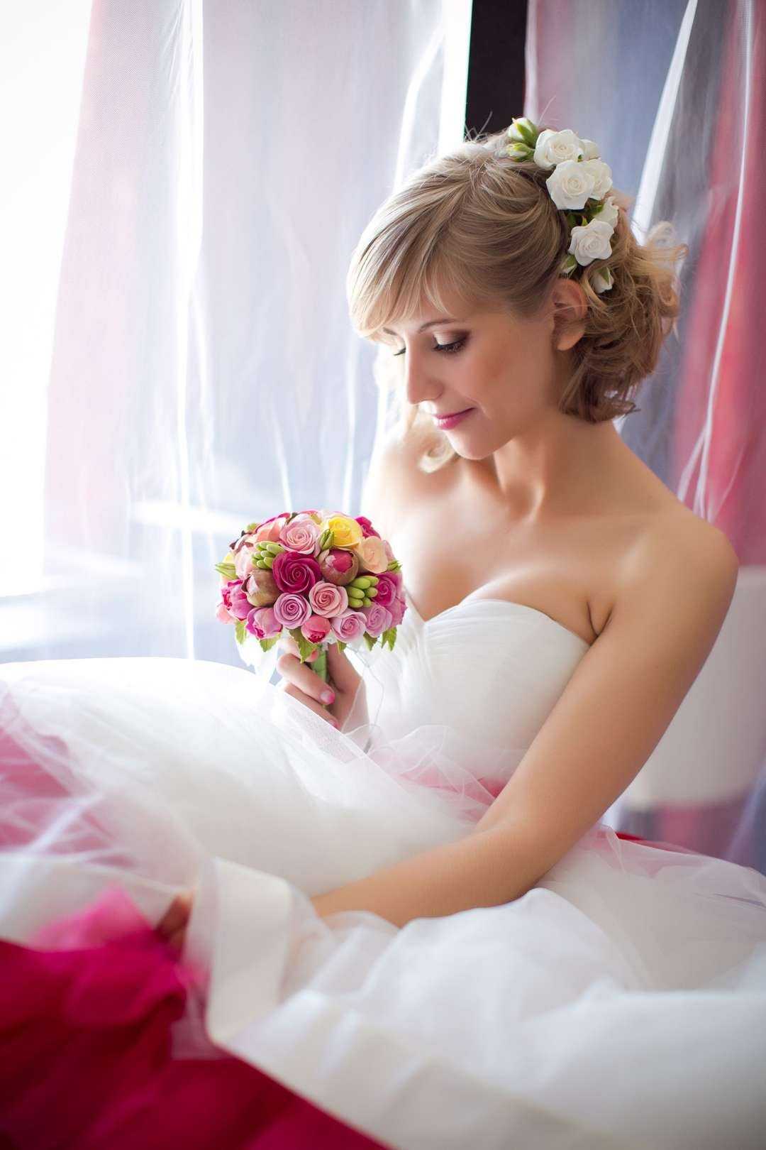 Прически на свадьбу для невесты на короткие волосы с челкой Свадебные прически с короткой фатой — новинки 2022 года