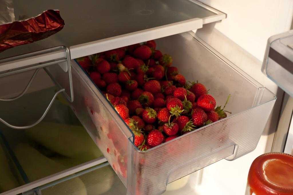 Как сохранить клубнику свежей в холодильнике, сколько хранится в домашних условиях