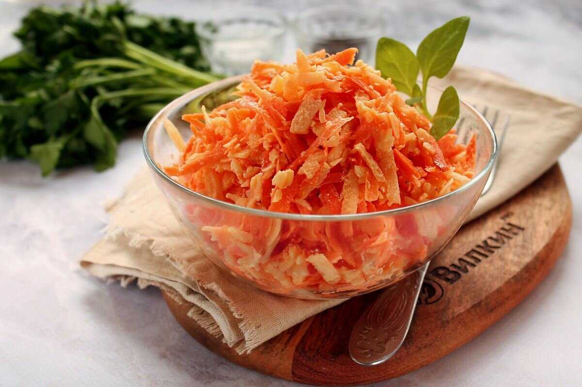 Сегодня предлагаю приготовить вкусный, сочный, полезный и быстрый сладкий салат из моркови, яблока и апельсина