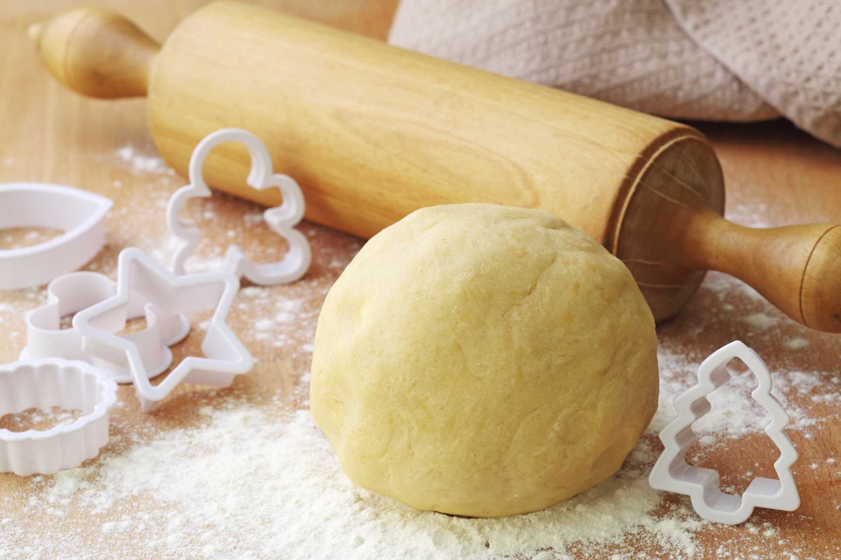 Нежное песочное тесто на сметане – рецепт простой основы для тортов, печенья и рогаликов