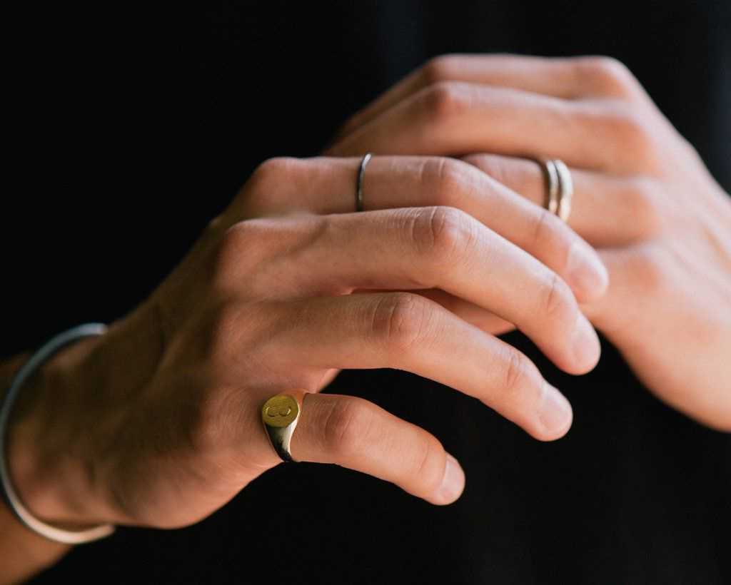 Разновидности и история колец. на каком пальце мужчины носят печатку – значение расположения