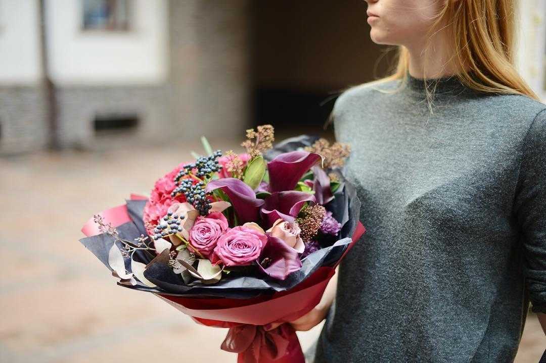 Какие цветы подарить девушке - значение количества