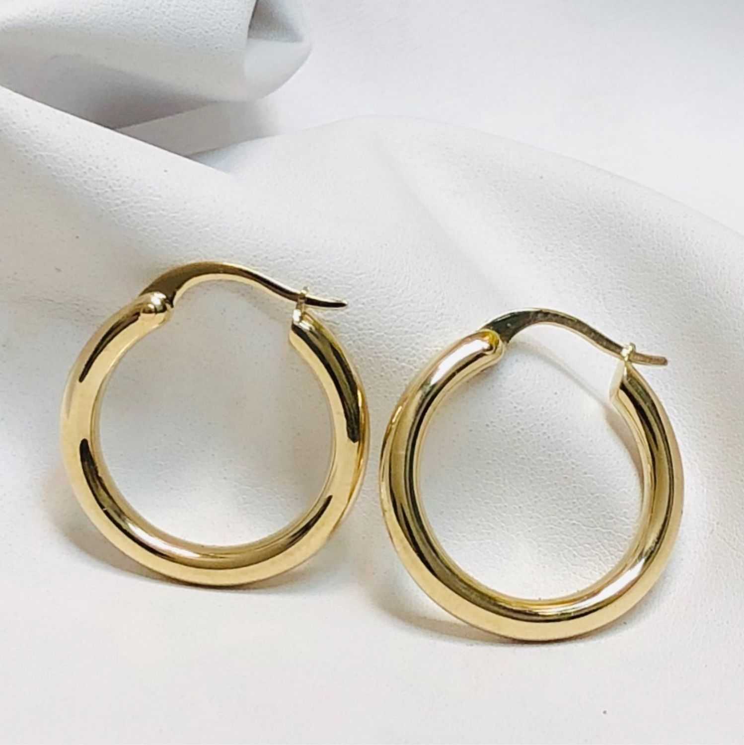 Мужские серьги в ухо (31 фото): на каком ухе носить, гвоздики, тоннели, кольца, обманки, золотые или серебрянные