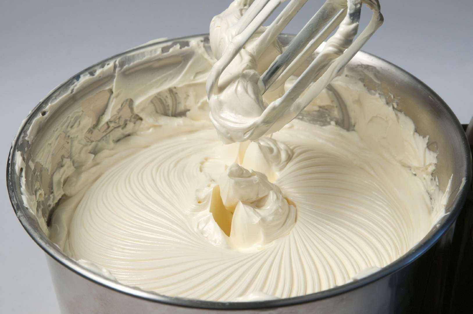 Вкусный и простой белковый крем для украшения торта (с фото и видео)