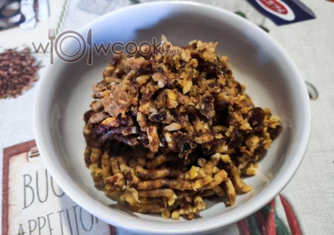 Сыроедческие конфеты из фиников и орехов - рецепт с фото