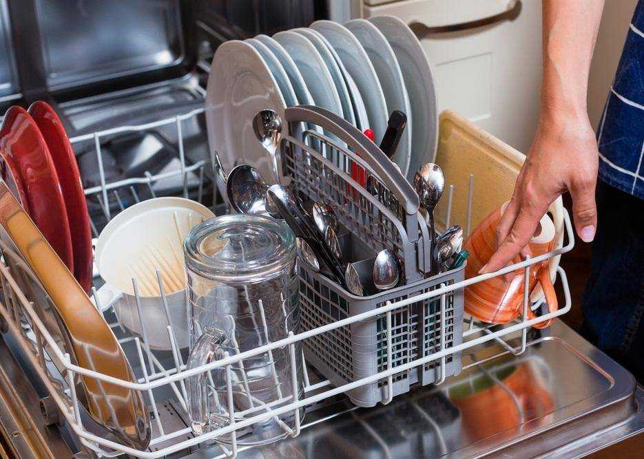 Чистка и мытье посуды требует наличия средств для удаления жира, нагара, сложных пятен Опытные хозяйки советуют использовать соду, уксус, лимонную кислоту