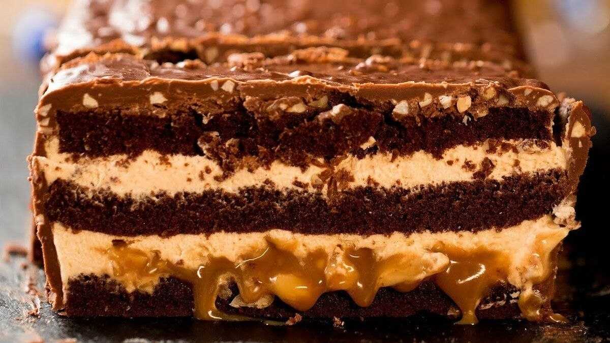 Торт шоколадный батончик Сникерс