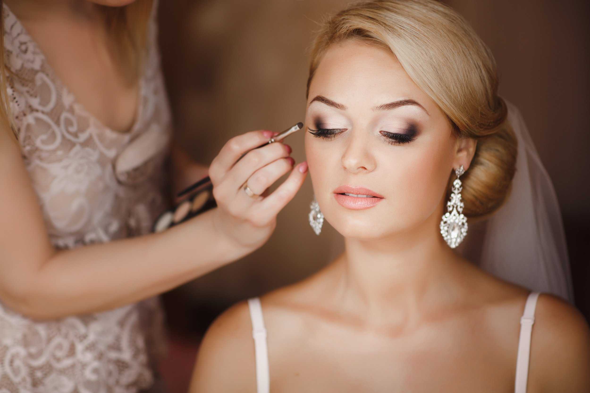 Чтобы создать нежный образ невесты и подчеркнуть ее невинность, следует отдать предпочтение простому и легкому свадебному макияжу Как сделать красивый и в то же время простой макияж на свадьбу: профессиональные советы от визажистов