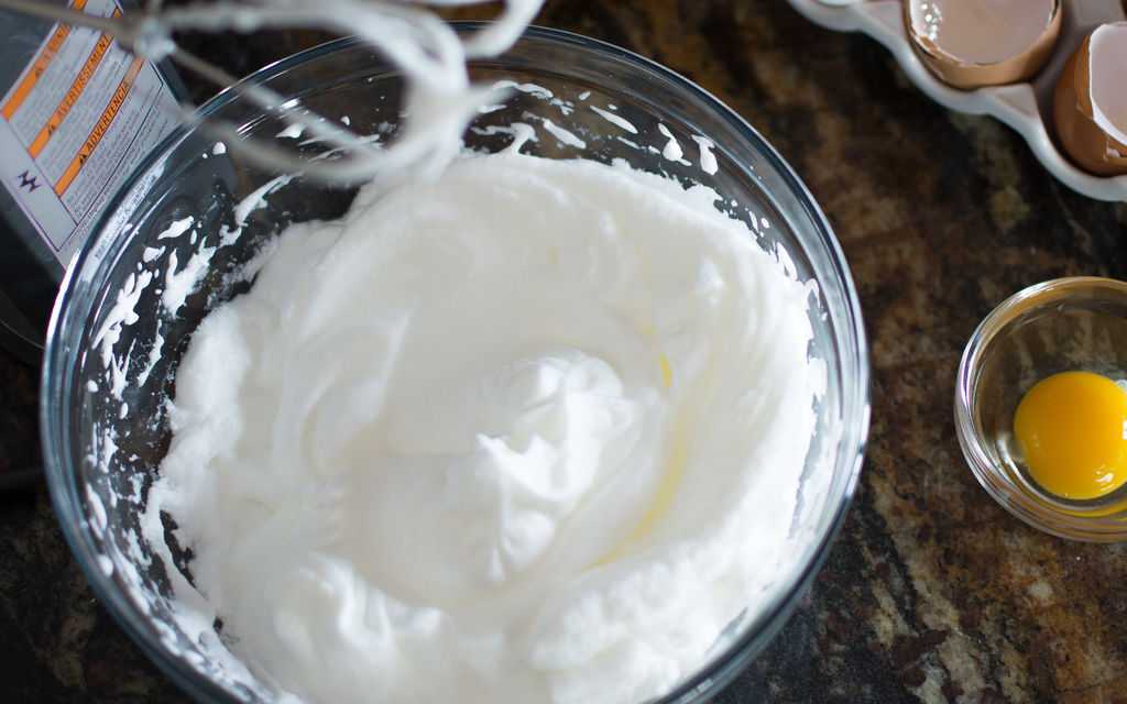 Белковый крем для торта, который хорошо держит форму: простые рецепты