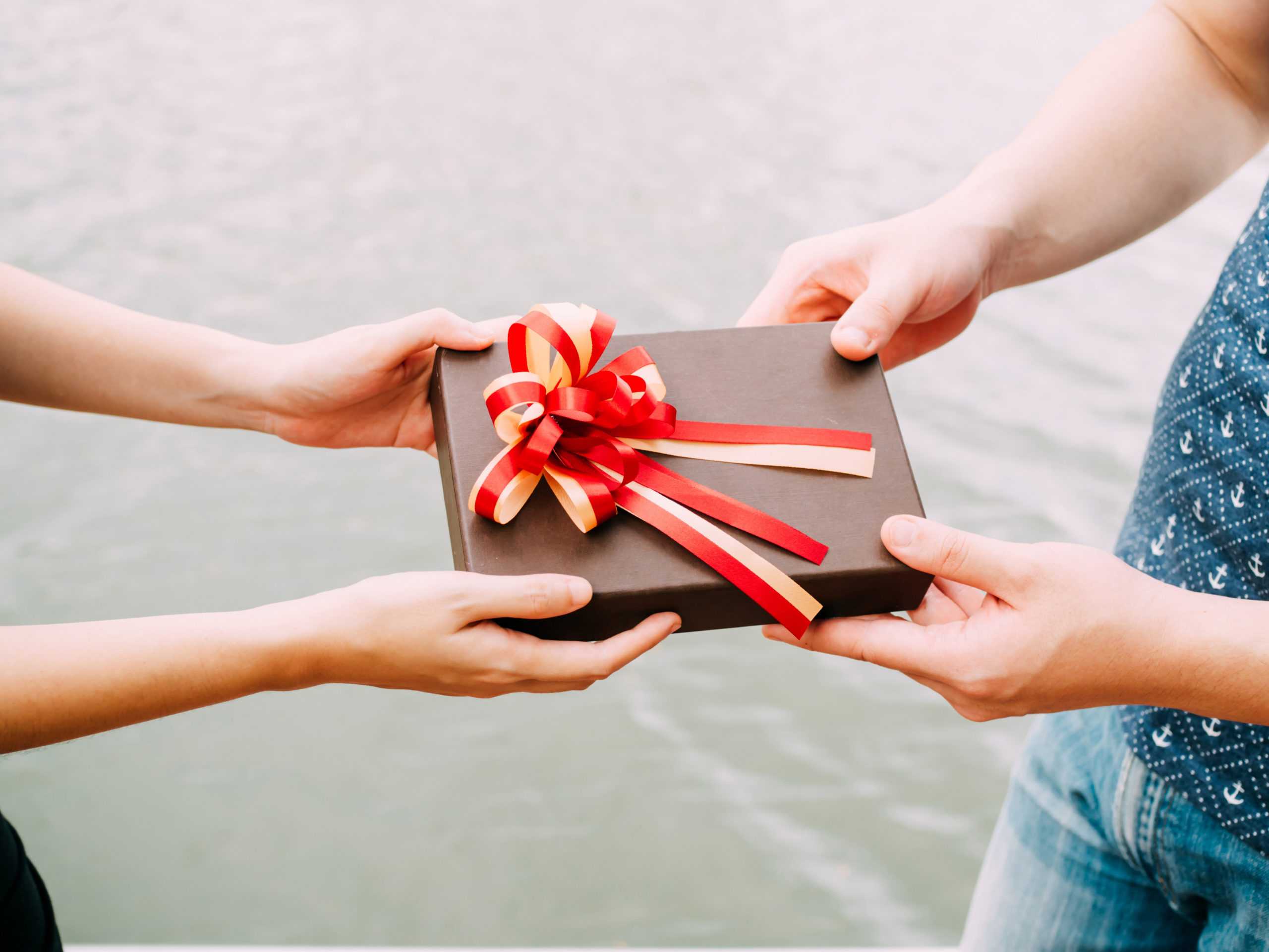 Бескорыстная любовь или потакание жадности: что советуют делать психологи, если мужчина не дарит подарки