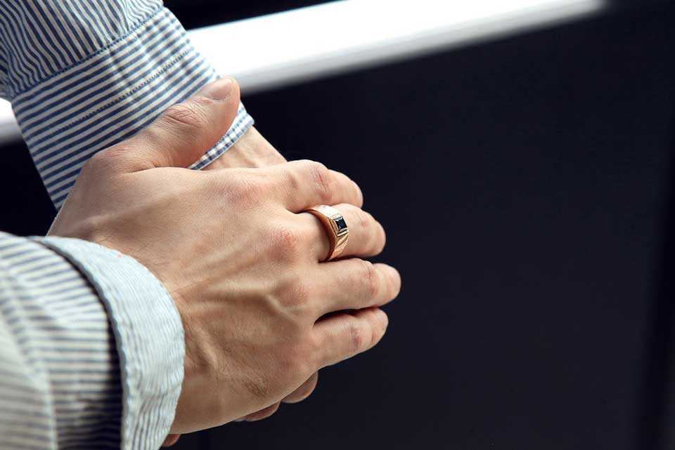 Значение кольца на большом пальце у мужчины. какие мужчины его носят и зачем