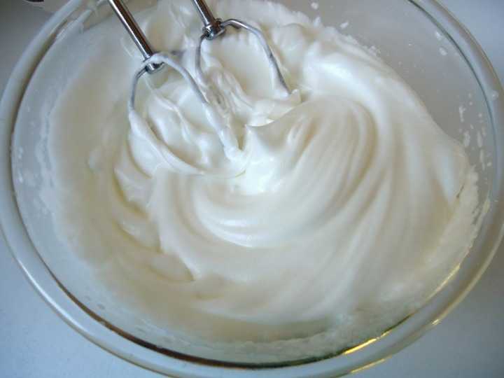 Как правильно взбить яичные белки с сахаром в густую пену миксером или блендером, без миксера: рекомендации и секреты кулинаров