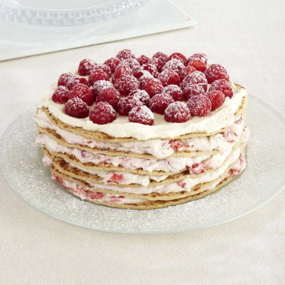 Торт с малиной рецепты с фото. Блинный торт Шантимель. Блинный торт с малиной и маскарпоне. Блинный торт с маскарпоне. Блинный торт с маскарпоне и ягодами.