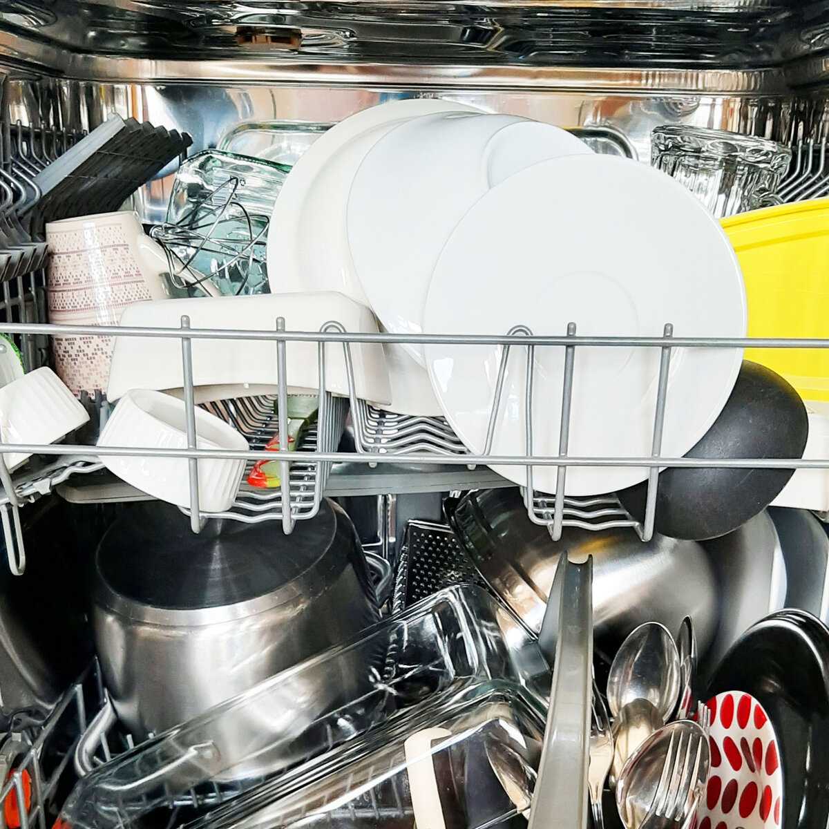 Чистка и вываривание посуды в домашних условиях: способы, рецепты, полезные советы. как и чем чистить посуду внутри и снаружи? как кипятить посуду от жира и нагара с канцелярским клеем, кальцинированной, пищевой содой, хозяйственным мылом: рецепты