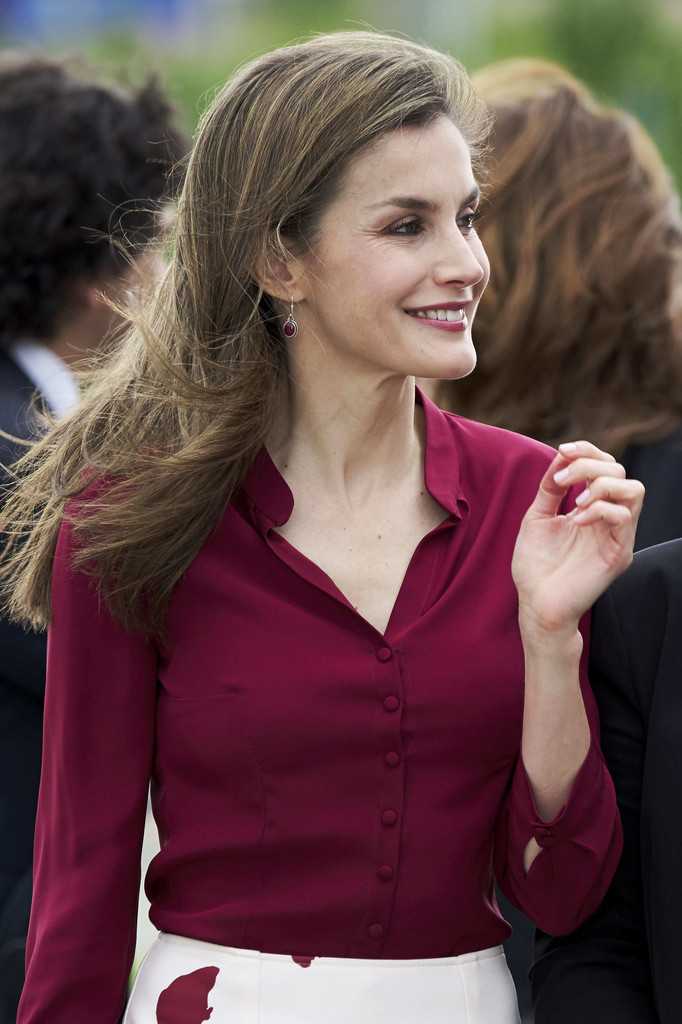 Королева испании летиция становиться законодательницей моды. любуемся ее нарядами