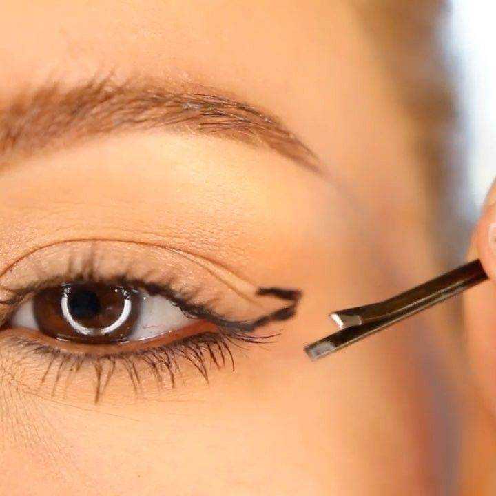Чтобы правильно подводить глаза карандашом, изучите свою форму очей Подберите карандаш с мягким грифелем Рисуйте стрелки от переносицы до наружного угла