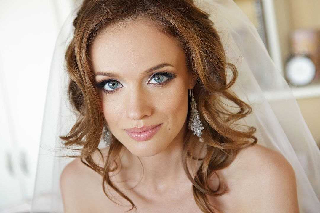 Как сделать красивый свадебный макияж для голубых глаз