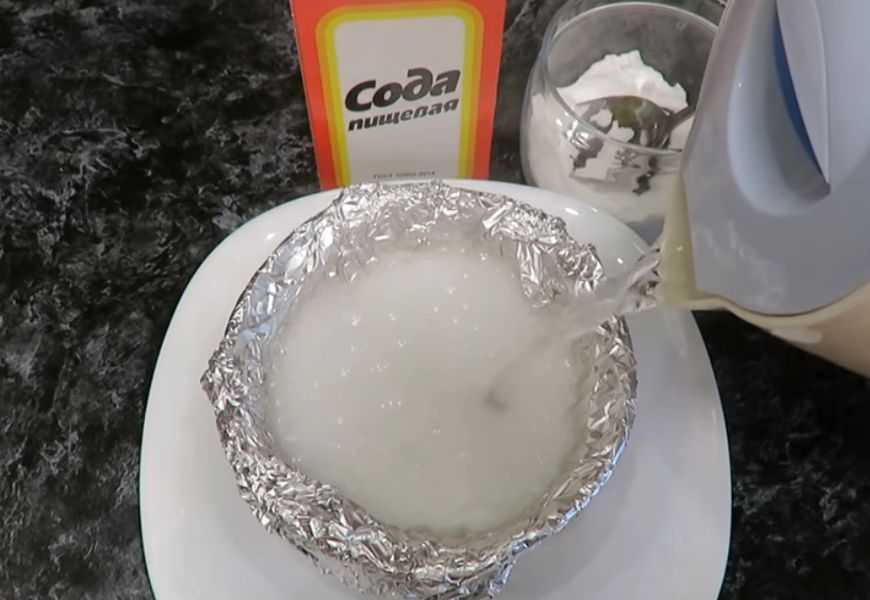 Чем быстро очистить серебро в домашних условиях. Чистка серебра фольгой. Фольга и сода. Пищевая фольга + сода. Чистка серебра содой.