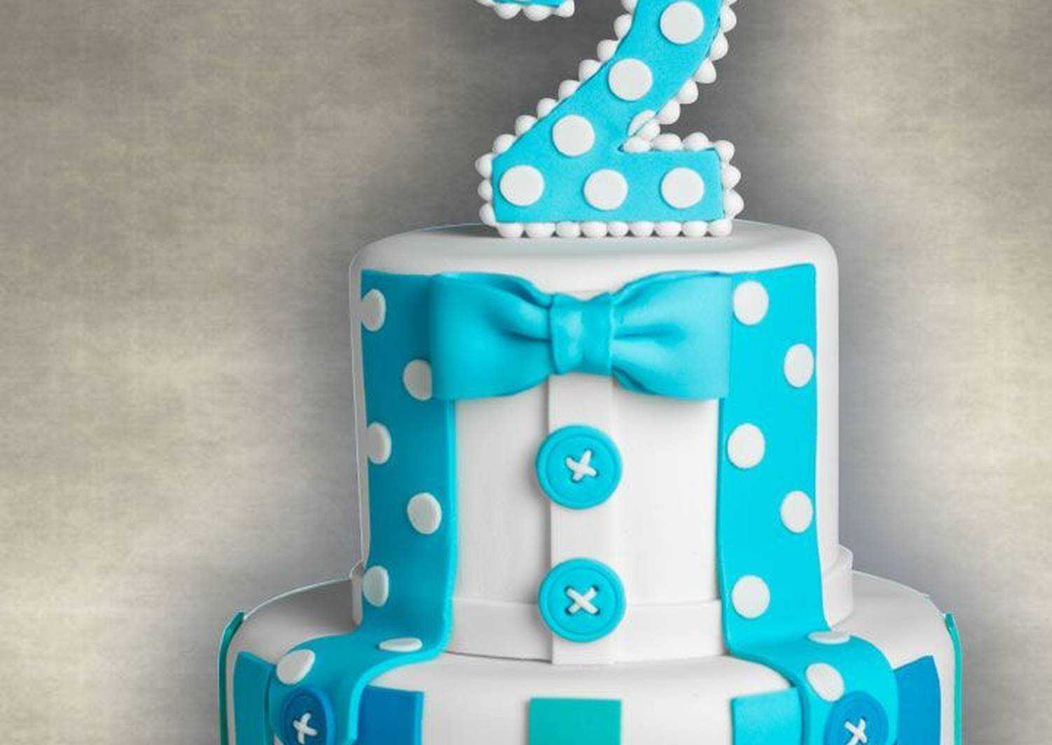 Торт на день рождения своими руками мальчику. Торт на год мальчику. Торт на 1 годик мальчику. Тортик на 1 год мальчику. Украшение торта для мальчика 1 год.