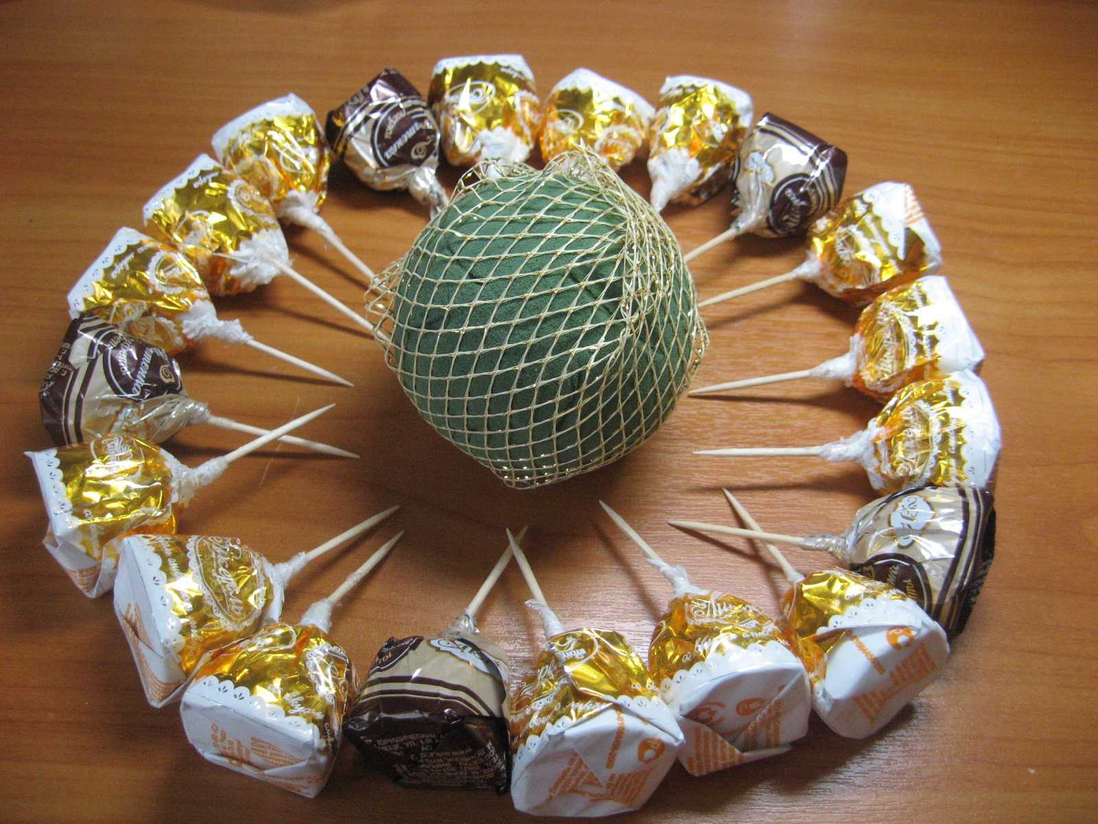 Поделки из конфет (120 фото) - пошаговые мастер-классы изготовления поделок для подарков