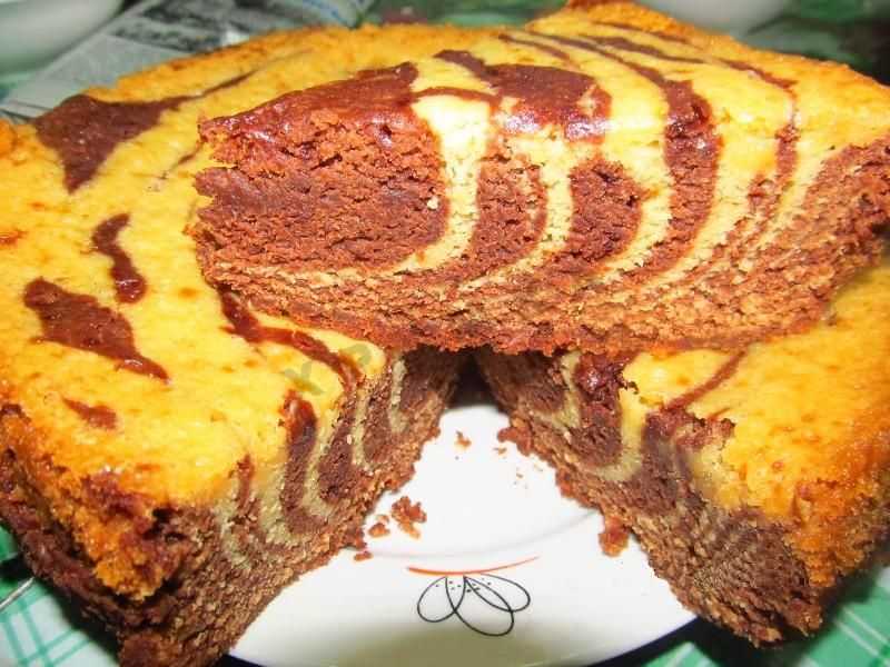 Любимый многими, вкусный и красивый пирог Зебра можно запросто приготовить в мультиварке