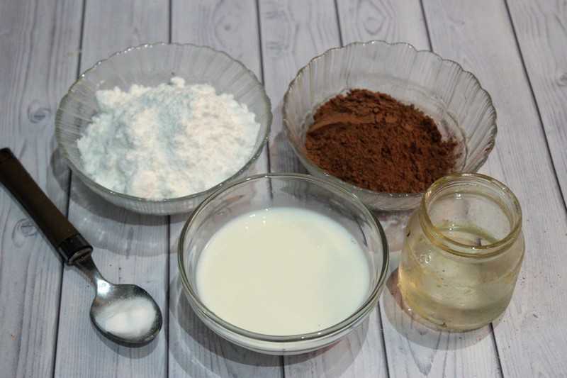 Крем молоко сахар мука масло. Ингредиенты для глазури. Ингредиенты для приготовления сметанного крема. Сырье для глазури. Ингредиенты для какао.