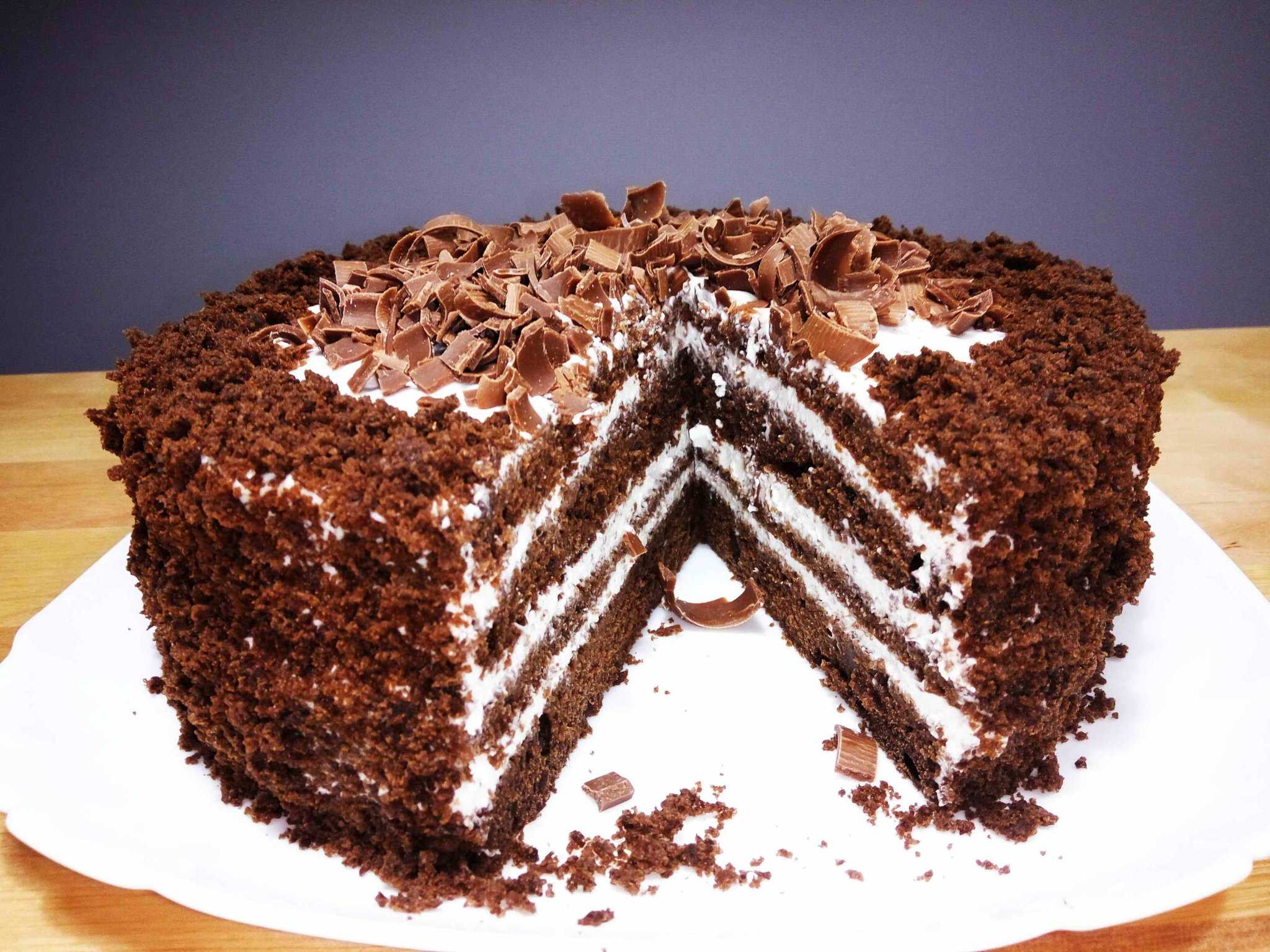 Если хочется быстро приготовить вкусный шоколадный торт, то торт Черный принц со сгущенкой для этого идеально подойдет Сгущенка сделает шоколадный бисквит особенно сладким Попробуйте